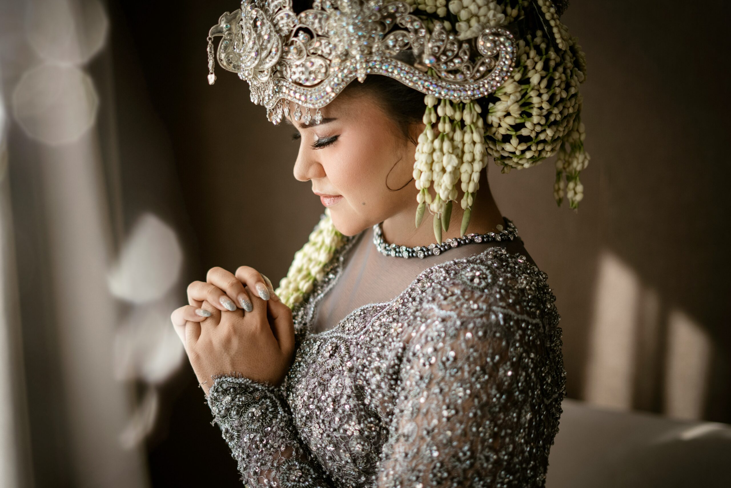 Bride combining a short veil with a metallic hair crown