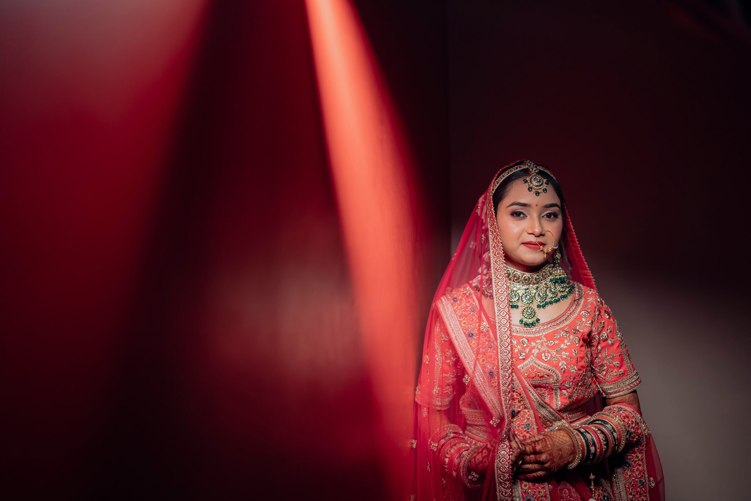 Elegant Veils: Transform Your Look with Timeless Beauty and Hair Crowns