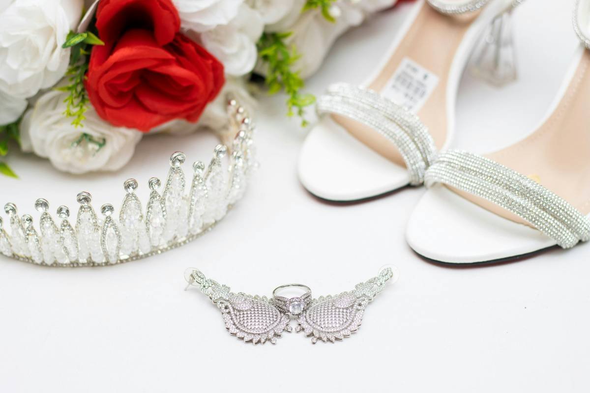 Classic Wedding Tiaras: How to Choose the Perfect Hair Crown for Your Big Day