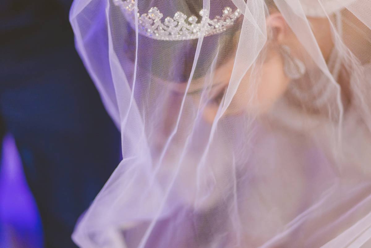 How to Find the Perfect Delicate Wedding Crowns for Your Big Day
